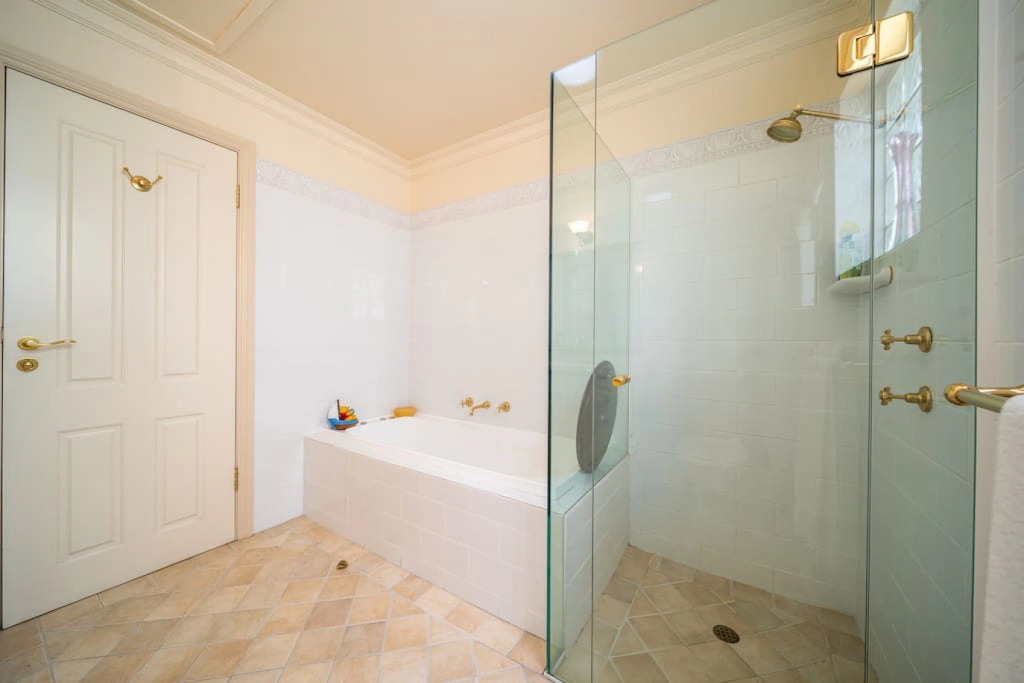 Glenelg Beach Stylish 2 Story Townhouse Sea View