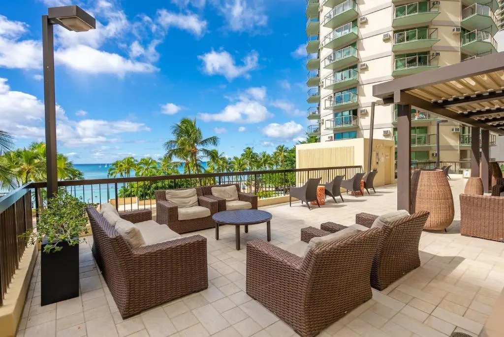 Spacious Waikiki Beach 2BR-Ocean View-Free Parking