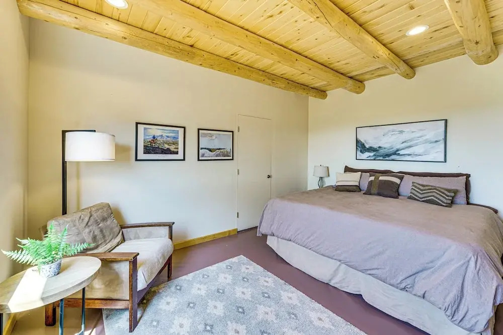 10 Mi to Taos Ski Valley: Mtn-view Duplex w/ Deck!