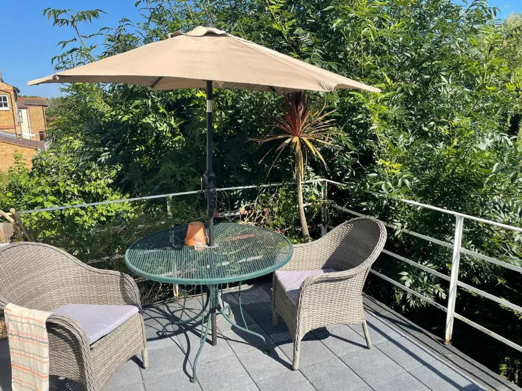 Entire 1bed Studio With Ensuite, Balcony & Parking