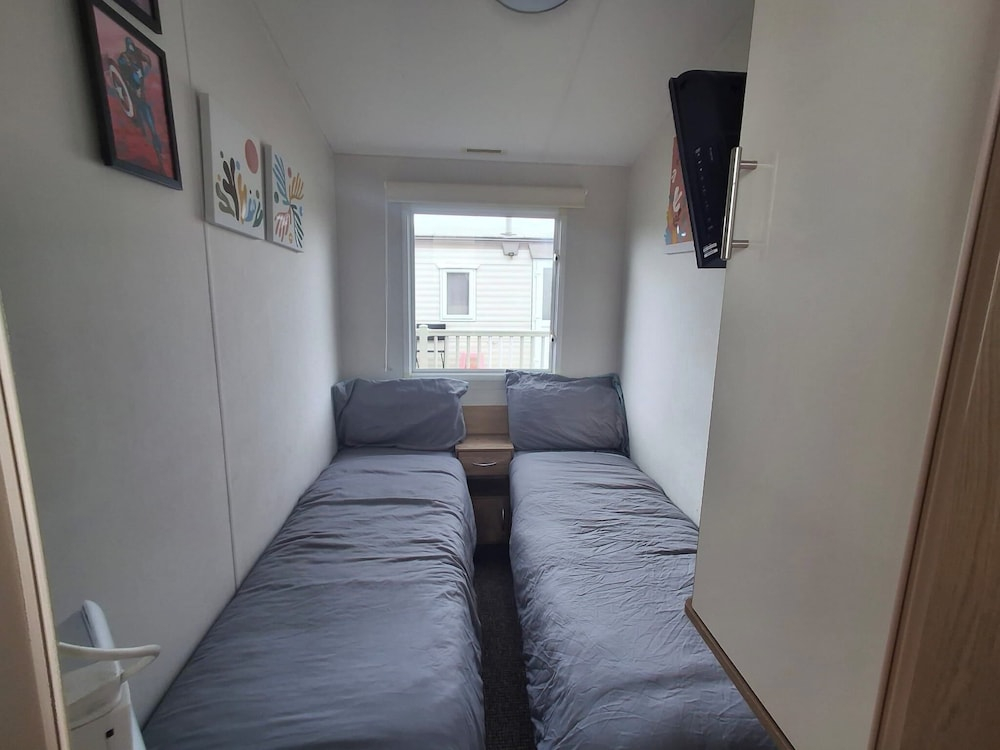 Meadow View 3-bed Caravan - Sleeps 8 - Petfriendly