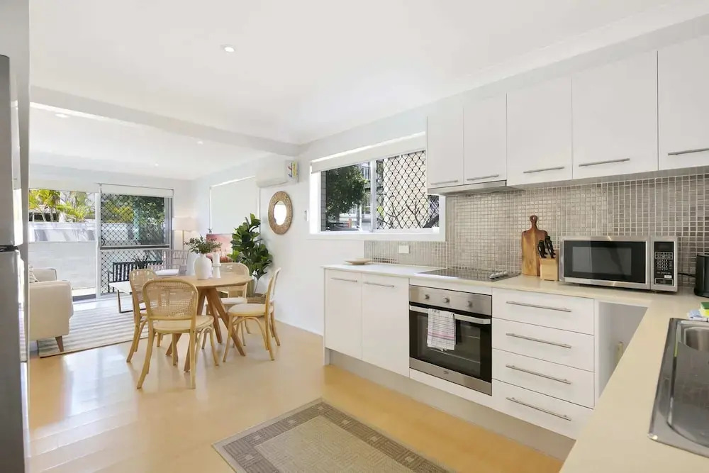 Ground Floor 2-bed Mermaid Beach Pad With Parking