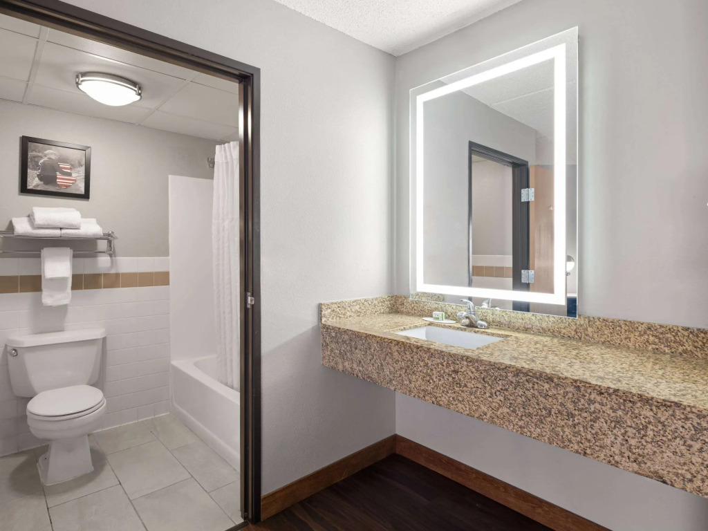 AmericInn by Wyndham Shakopee Near Canterbury Park