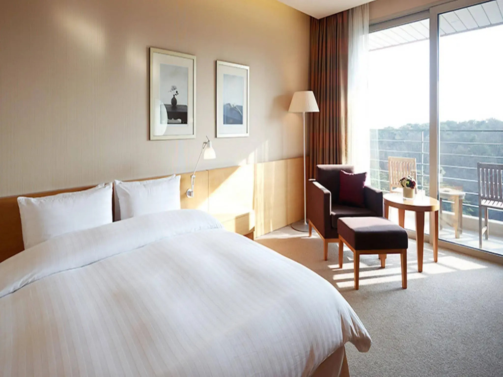 Rolling Hills Hotel