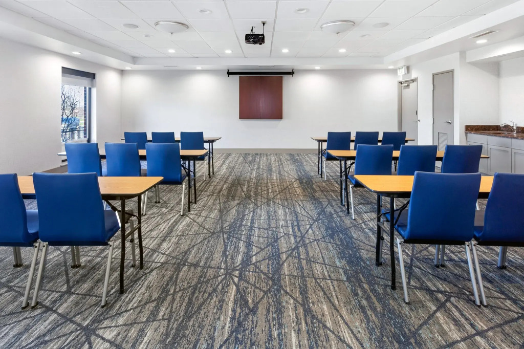 Holiday Inn Express Hotel & Suites Chicago-Algonquin by IHG