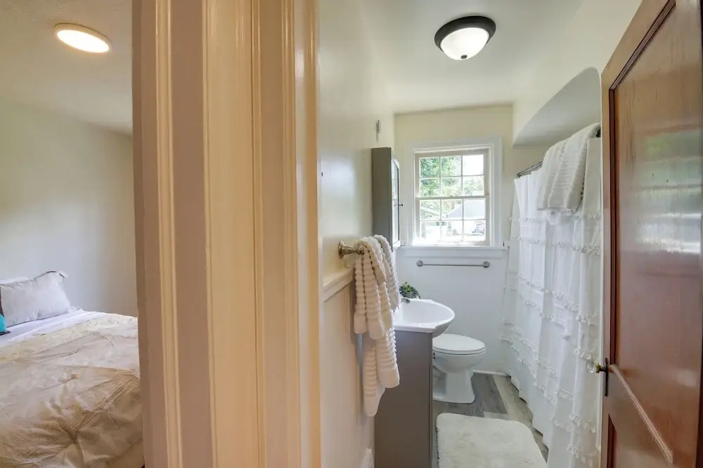 Charming Hamilton Hideaway: Half-mi to Main St!