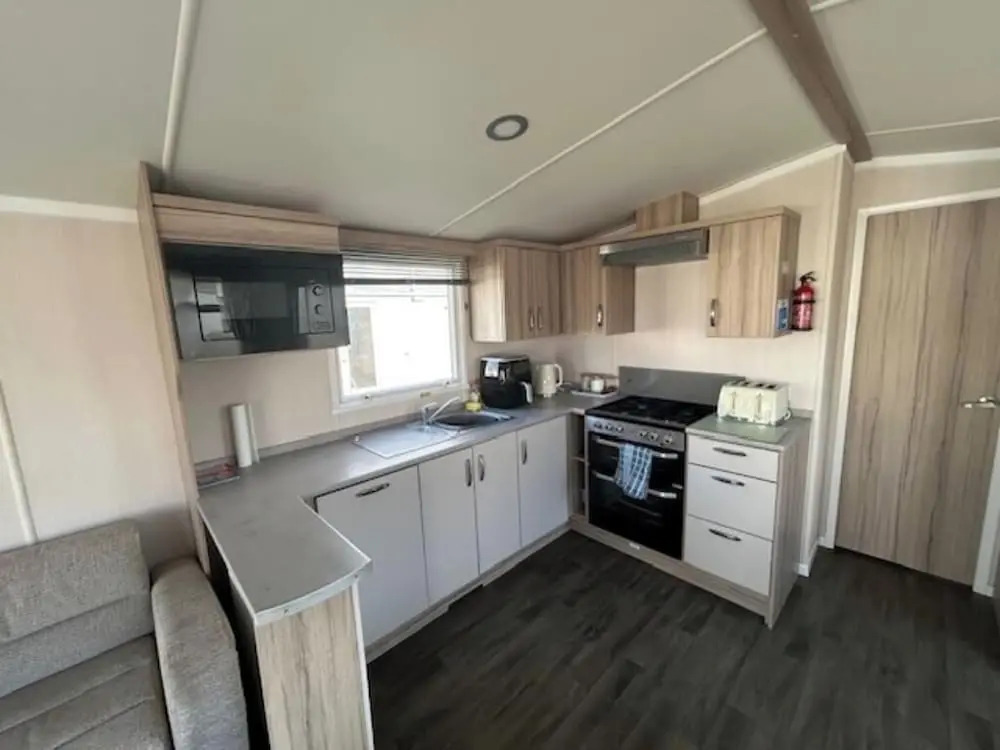 Modern 3-bedroom Caravan Near Beach at T