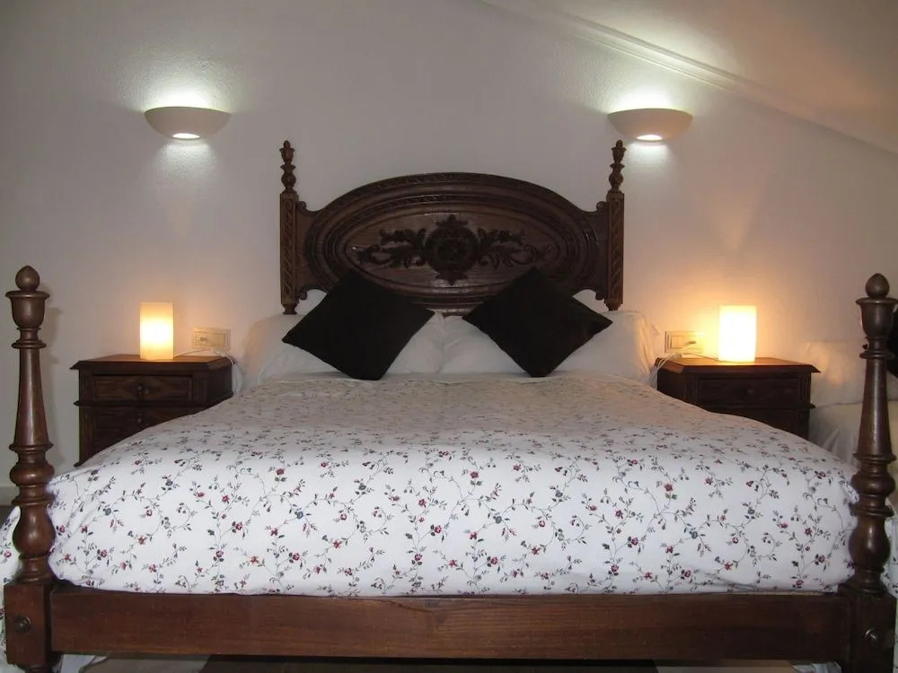 Hostal Las Cavenes Del Cabaco