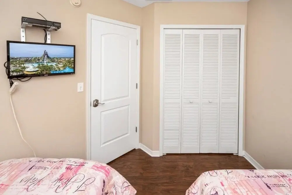 Wr001or 4 Bedroom Home by RedAwning