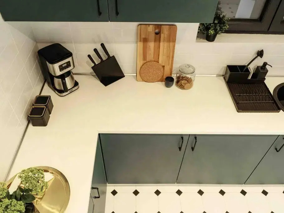 Bright 2BR Apartment - Top Location - City Balcony
