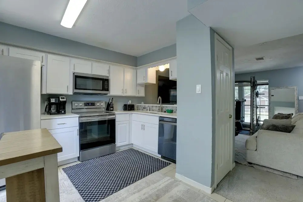 Pets Welcome! Humble Townhome 4 Mi to Airport