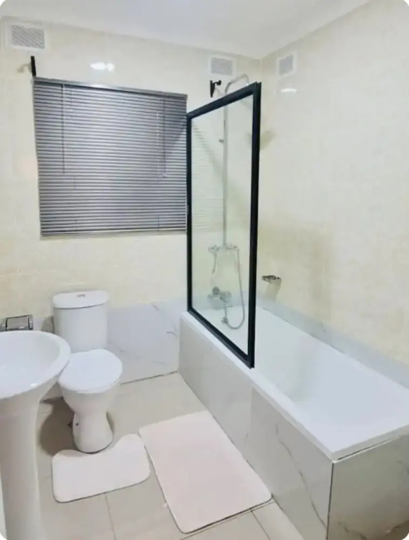 Emerald Suite Sleeps 6 With Free Parking