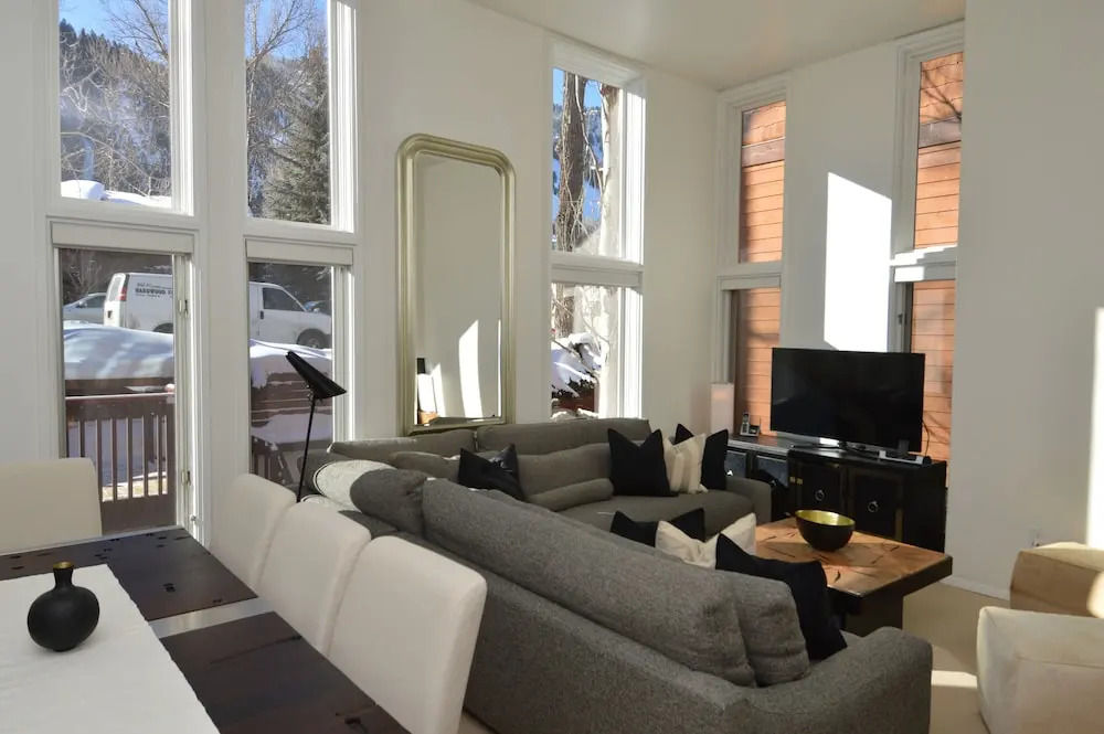 Old Hundred by Frias Properties