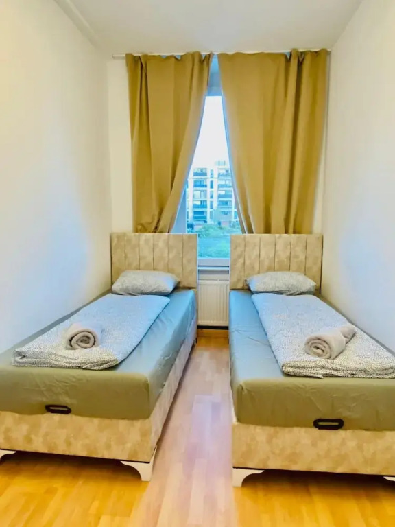 Rooms in Cozy 4BR Shared Apt Central