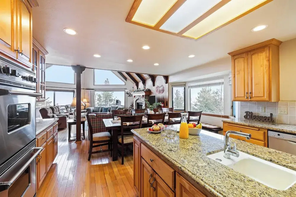 6bdr Group Retreat, Decks w/ Incredible Views Starry Heights by Avantstay