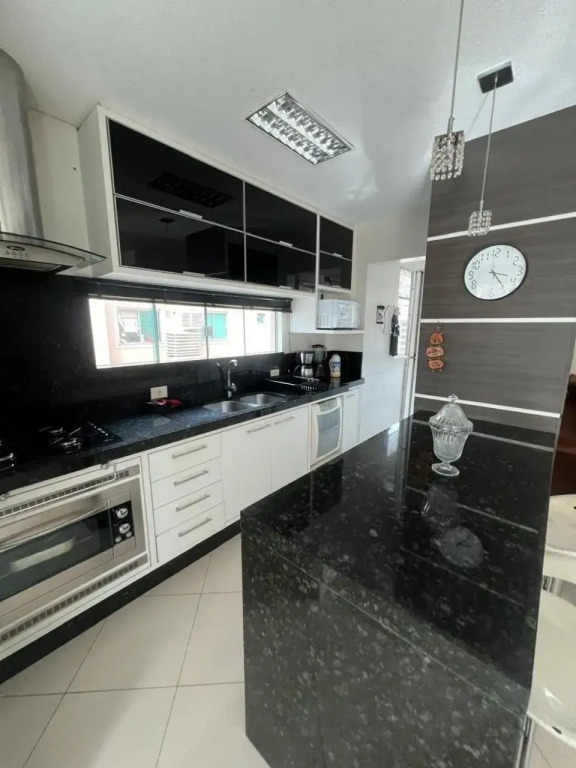 Apartamento 3 suítes próximo a praia