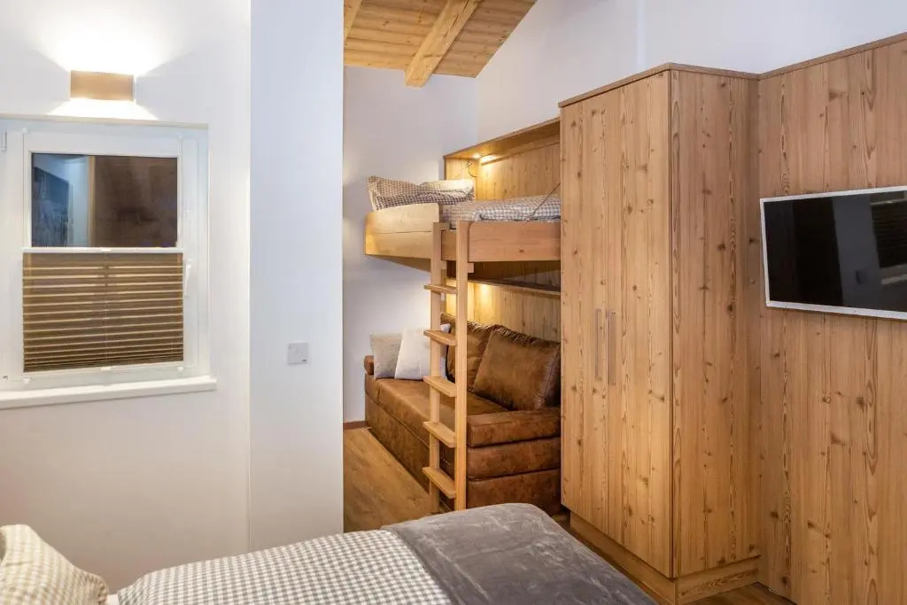 Apartment 5 Peaks