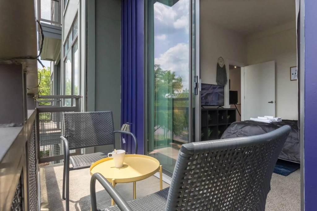 Apartment with Private Balcony, Wifi, Parking