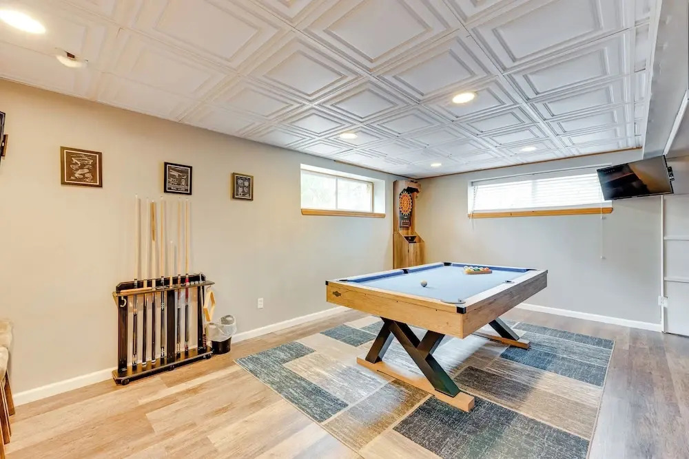 Pocono Lake House Hideaway: Hot Tub & Theater Room