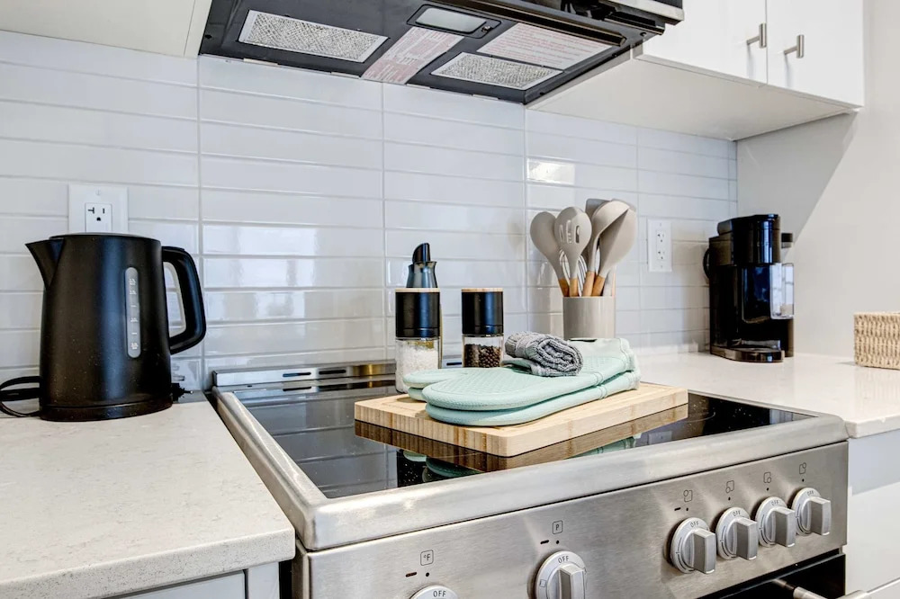 Stylish Downtown Suite With Patio City Views