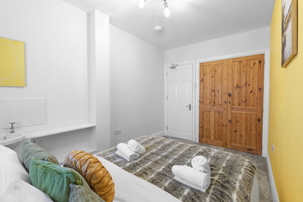 Spacious 5 Bedroom Family Home in Harrow
