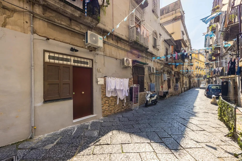 Miracoli 60 in Naples