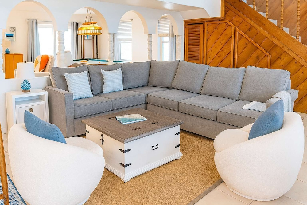 Fun Retro Island Vibe - Sleeps 17 - Beach 1 Block