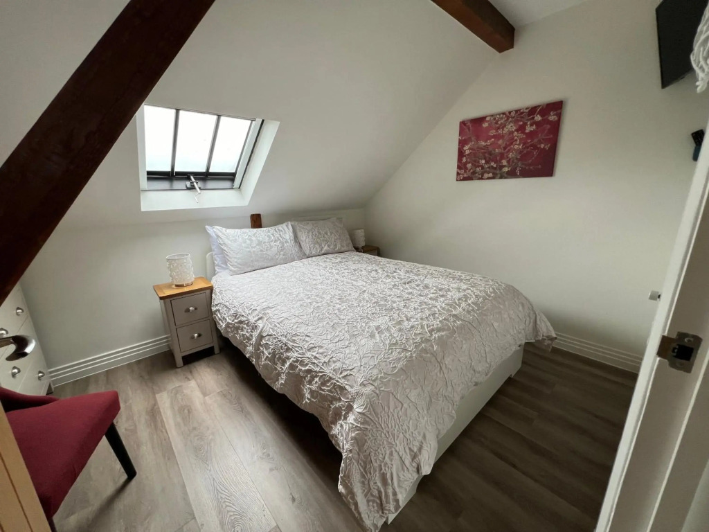 Delightful 1 bedroom Split-Level Apt in Glastonbury Town Centre