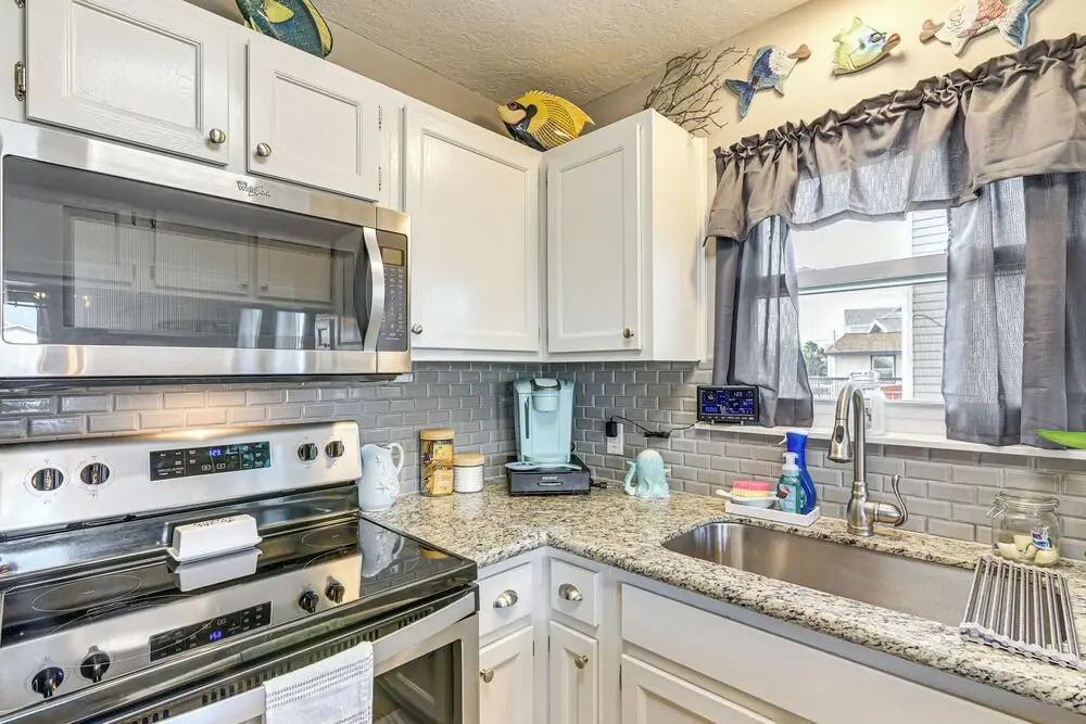Fish, Crab, Unwind! Canal-front Gem in Galveston