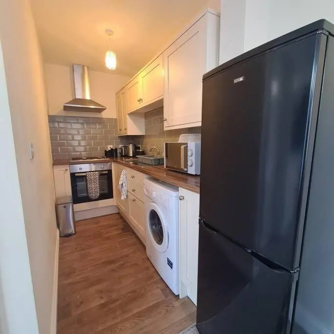 Groundfloor 1 bedroom apartment with free parking!