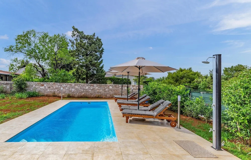 Three-Bedroom Holiday Home In Premantura