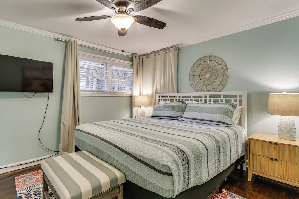 5 Mi to Historic Dtwn Beaufort: Family Gem w/ Yard