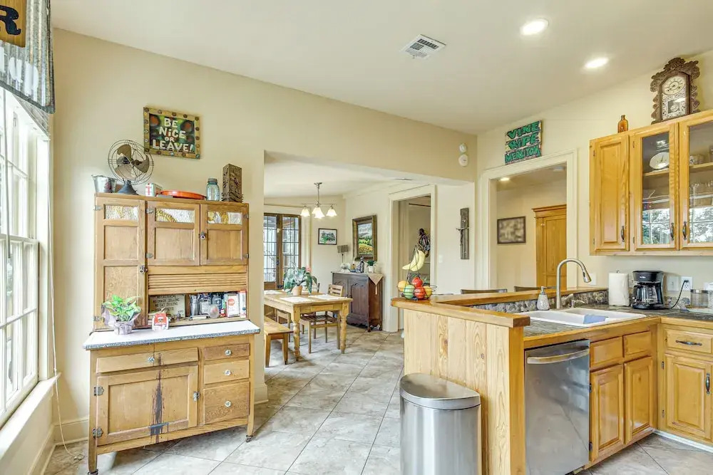 Eclectic Mandeville Home: Walk to Lakefront Park