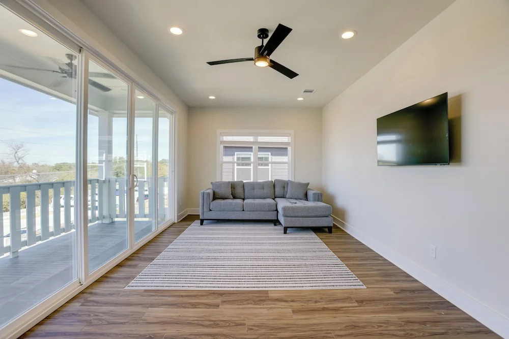 < 1 Mi to Texas A&m: Group Getaway w/ Balcony!