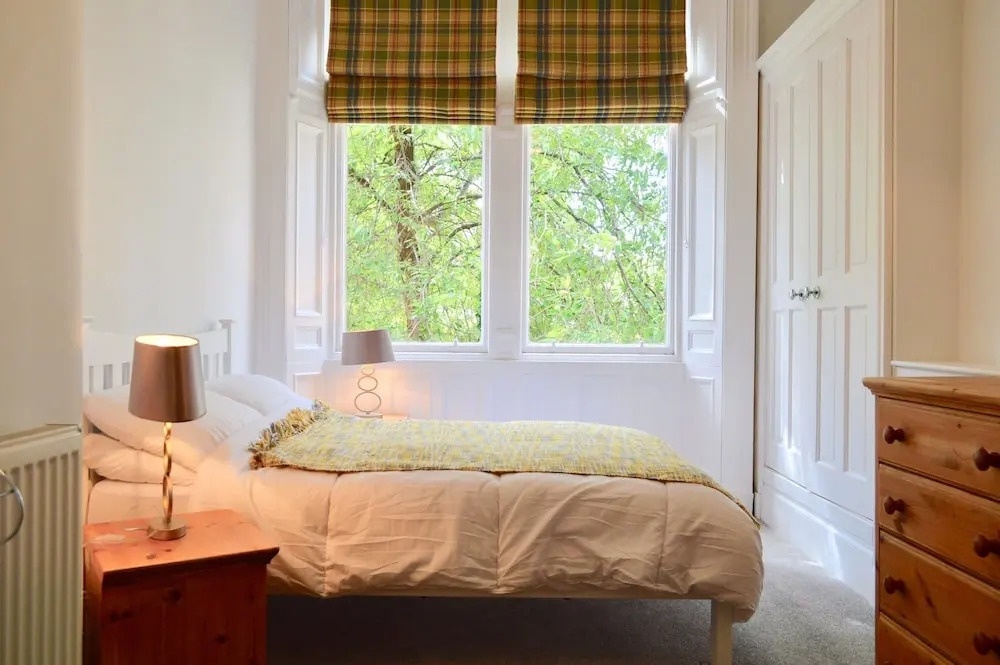 Spacious 3 Bedroom West End Flat