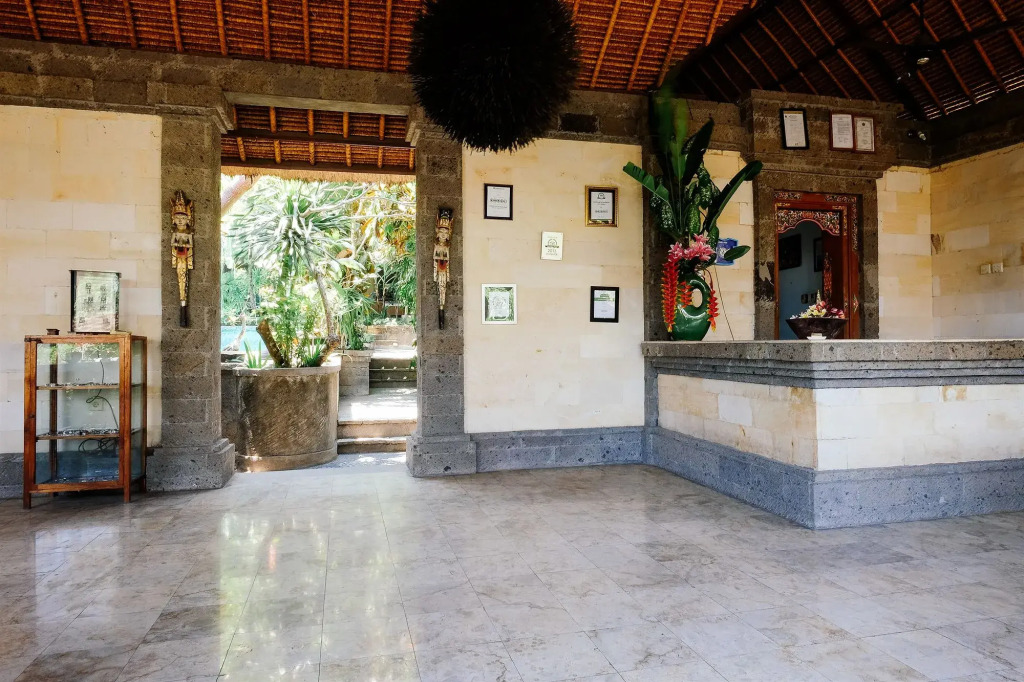 Ellies Hotel