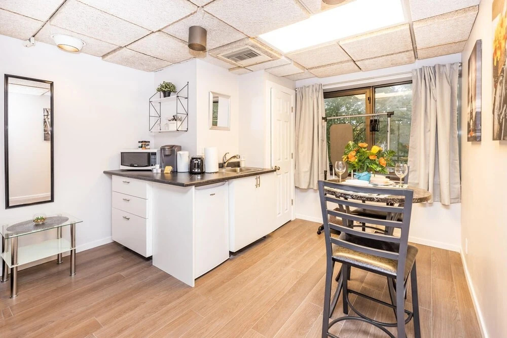 Newly Renovated - Studio Apartment Near Downtown Ottawa