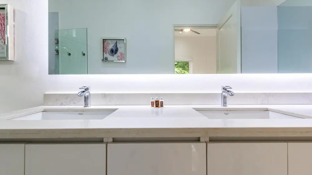 Modern Home and Guesthouse in a Peaceful Gated Community with a Private Swimming Pool