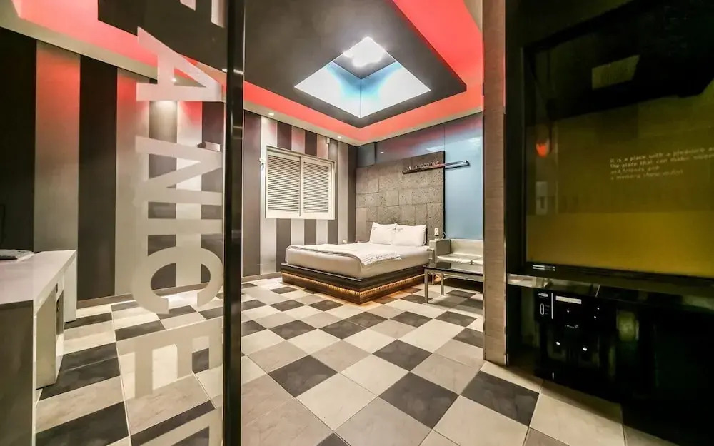 Show Motel