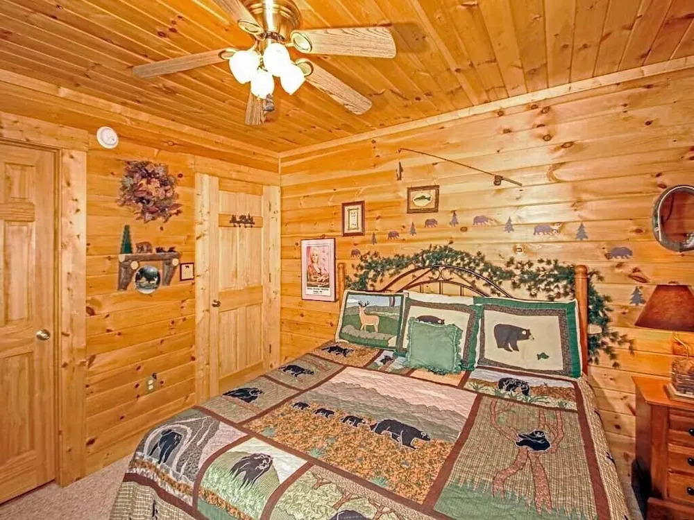 Bear Country Cabin, 2 Bedrooms, Sleeps 6, Private, Foosball, Hot Tub