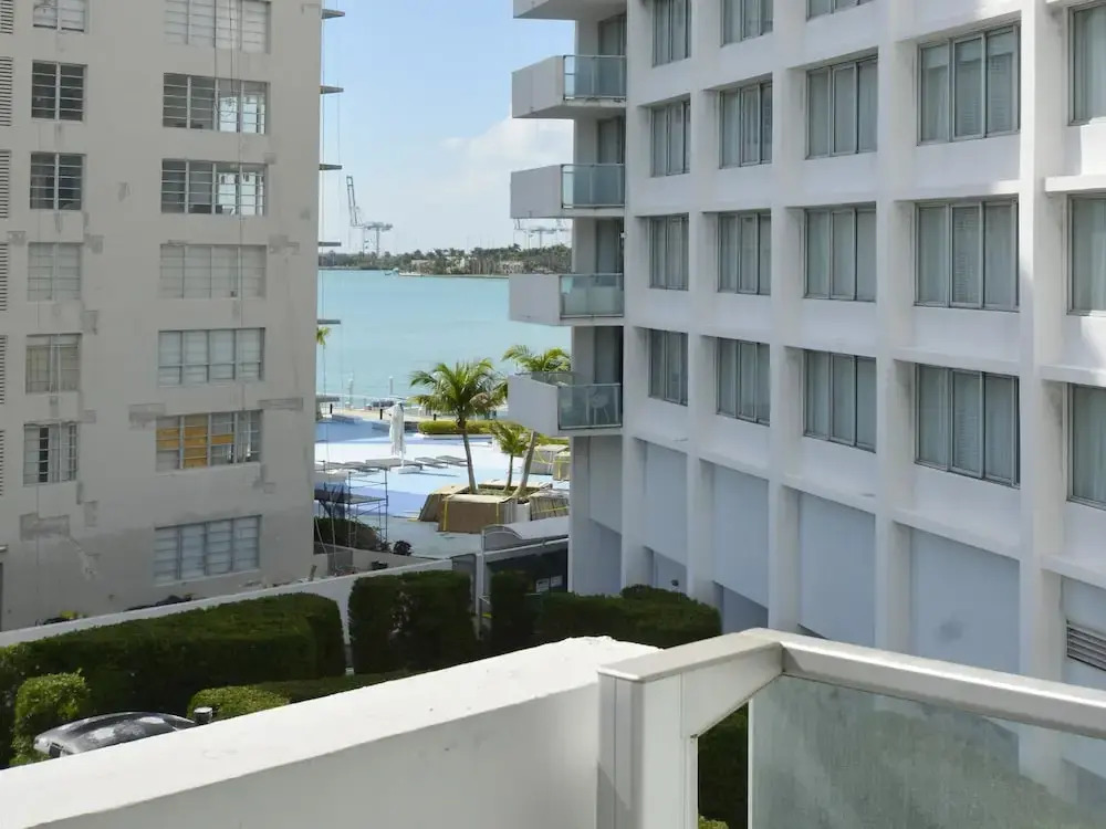 Suite 1100 West Av in a 5 Hotel Pool W Dj#1101