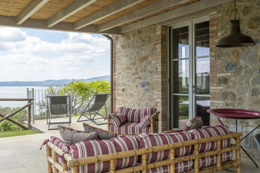 On a private road, nestled among olive trees and unspoilt landscapes, lies Villa Polvese. In an elev-Villa Polvese