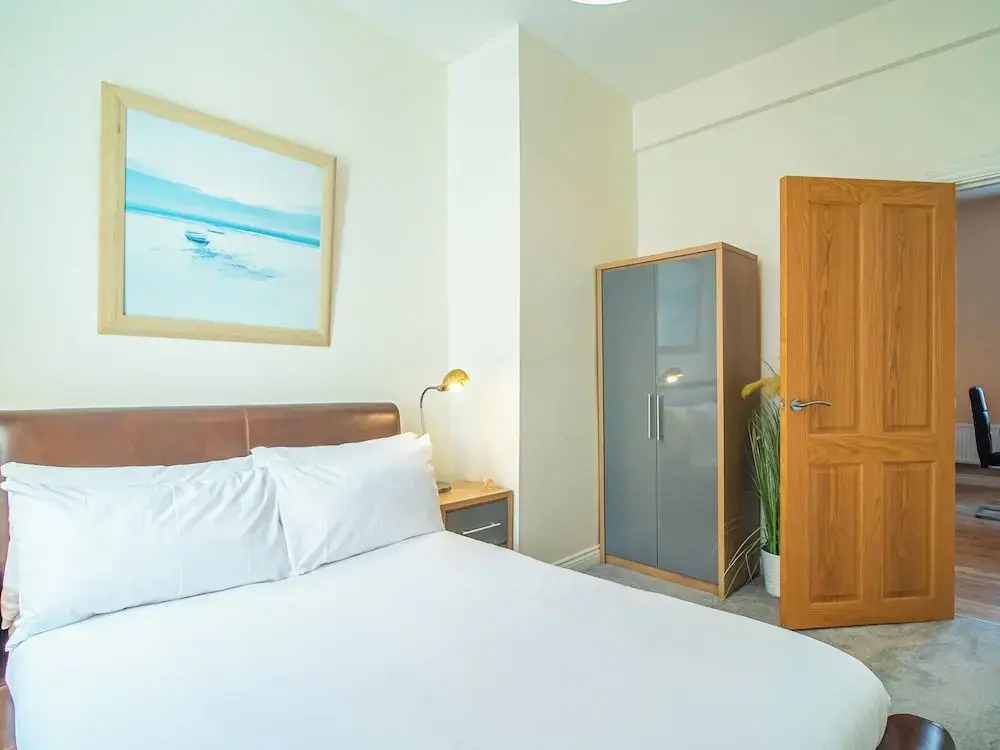 Stylish & Spacious Apartment With Private Balcony