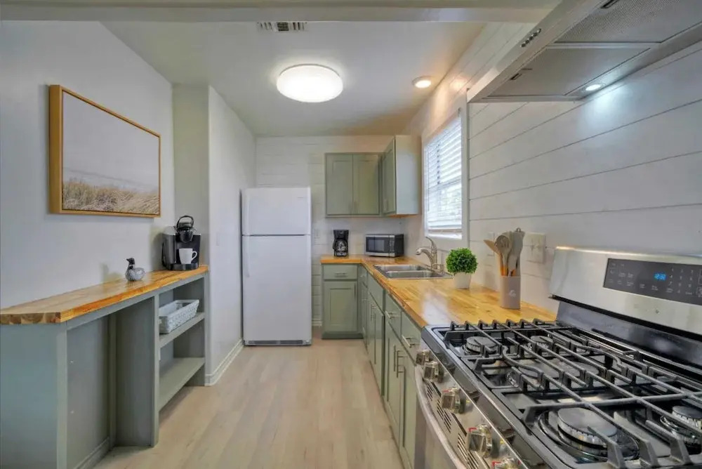 Dual Port A Cottages 2 Complete Homes Walk to the Beach + Patio Fully-equipped Kitchens