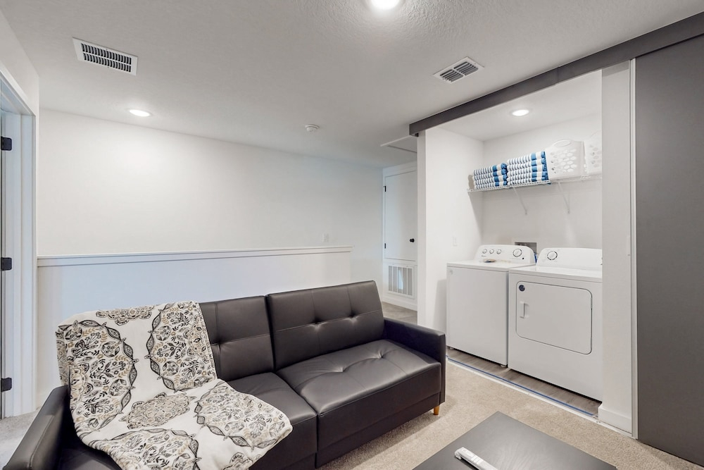 Newly Built Townhome, Private W/d, Free Wifi, Central AC and Full Kitchen