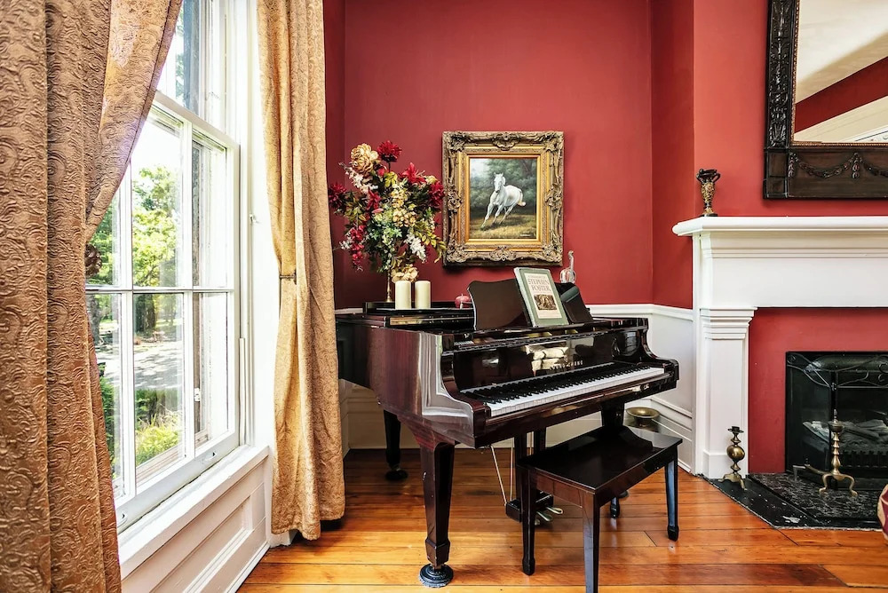 1851 Historic Maple Hill Manor B&B