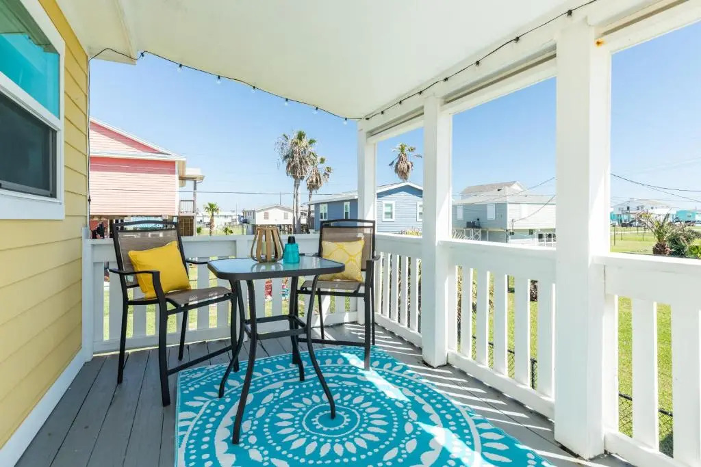 SUNNY DAZE Walk to Beach 2 Decks Pet Friendly Has a Mini Bar