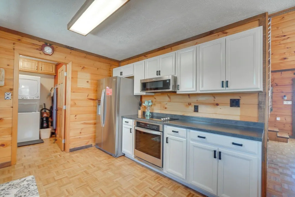 Central Sevierville Cabin w/ Hot Tub & Views!