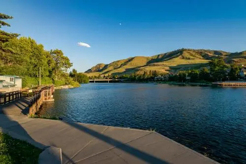Lakefront Getaway