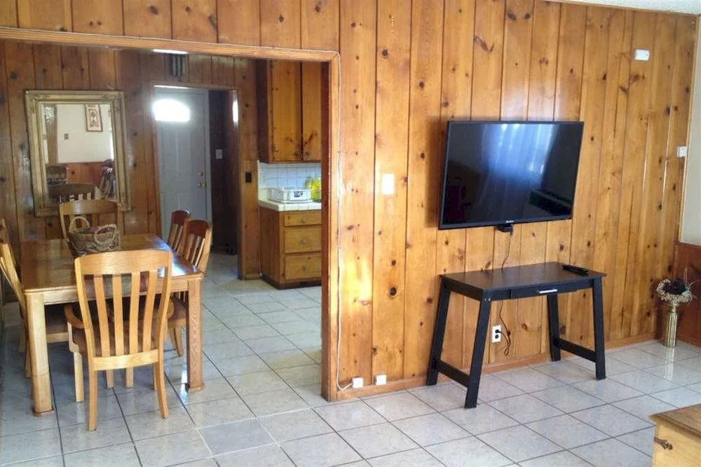 Cozy 3BD Wood House